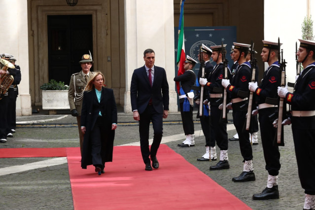El presidente del Gobierno, Pedro Sánchez, pasa revista a las tropas a su llegada a Roma junto a la primera ministra de Italia, Giorgia Meloni.