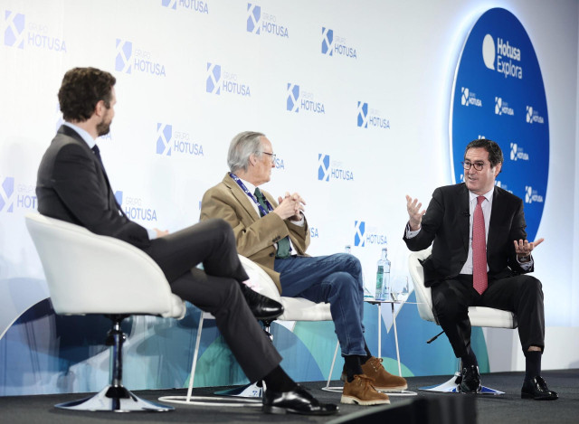 Archivo - (I-D) El presidente del PP, Pablo Casado; el exministro de Asuntos Exteriores en el Gobierno de José María Aznar, Josep Piqué y el presidente de la CEOE, Antonio Garamendi, en la inauguración oficial de la VIII edición del Foro de Innovación Tur