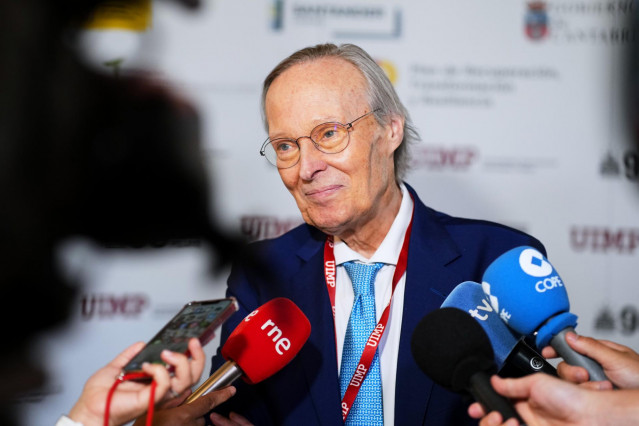Archivo - El presidente de FIE y exministro de Asuntos Exteriores, Josep Piqué, comparece en el photocall del Palacio de la Magdalena, donde participa en un encuentro en la UIMP, a 13 de julio de 2022, en Madrid (España).