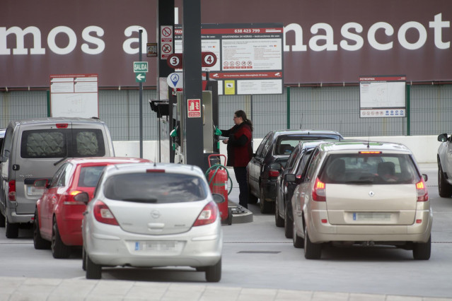 Archivo - Colas de coches en una gasolinera,