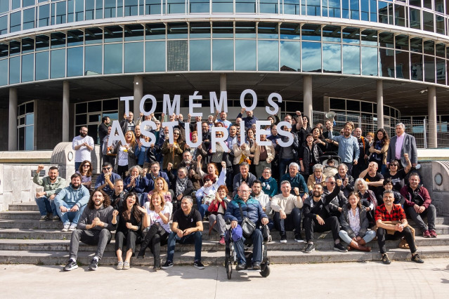 La candidata de Podemos en Asturias, Covadonga Tomé, con miembros de la candidatura y militantes que la apoyan.