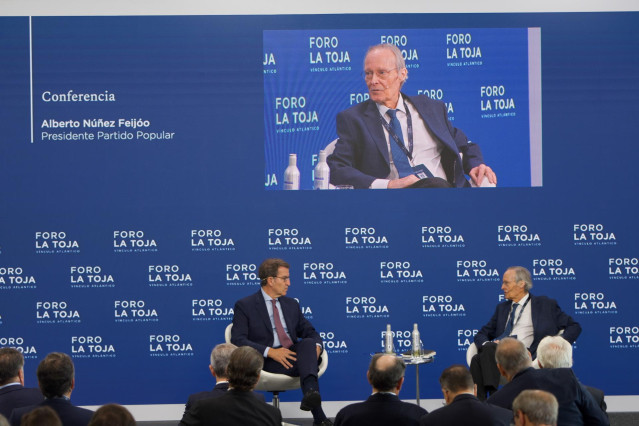 Archivo - El presidente del Partido Popular (PP), Alberto núñez Feijóo, participa junto al presidente del Foro La Toja, Josep Piqué, en una conferencia durante el foro, a 30 de septiembre de 2022, en la Isla de La Toja, O Grove, Pontevedra, Galicia (Españ