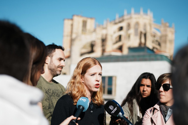 La secretaria Organización de Podemos y secretaria de Estado de Agenda 2030, Lilith Verstrynge, atiende a los pedios en la Pasión Viviente de Castro Urdiales.
