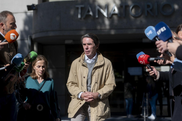El expresidente del Gobierno de España José María Aznar, sale de la capilla ardiente del exministro Josep Piqué, en el Tanatorio M-30, a 7 de abril de 2023, en Madrid (España).