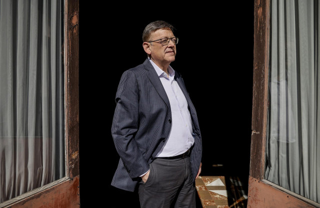 El presidente de la Generalitat valenciana, Ximo Puig, posa durante una entrevista para Europa Press