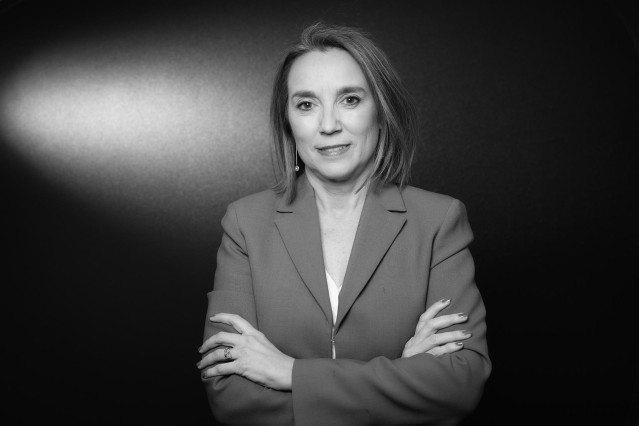 La secretaria general del Partido Popular, Cuca Gamarra, posa para Europa Press, en la sede del PP, a 4 de abril de 2023, en Madrid (España). Concepción Gamarra, abogada y política del Partido Popular, fue la primera mujer al frente de la alcaldía de Logr