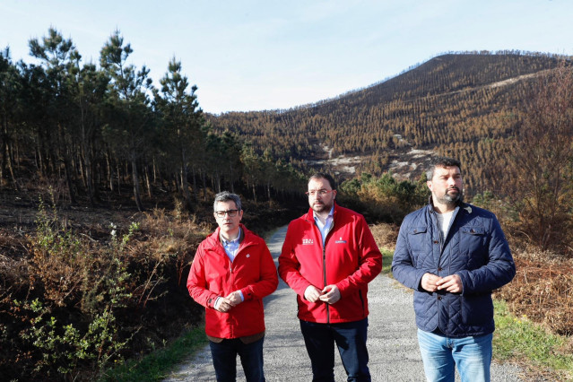 El presidente del Principado, Adrián Barbón, en Valdés, donde hoy ha visitado con el ministro de la Presidencia del Gobierno de España, Felix Bolaños, las zonas afectadas por los incendios en el concejo.