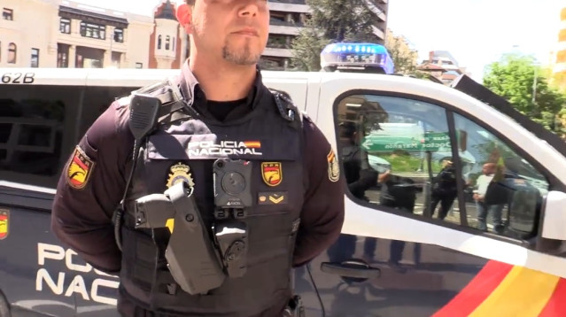 Archivo - Un agente de la Policía Nacional posa con una pistola eléctrica