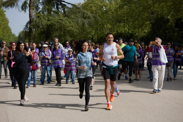 La secretaria general de Podemos y ministra de Derechos Sociales y Agenda 2030, Ione Belarra, y el candidato de Podemos a la Alcaldía de Madrid, Roberto Sotomayor, participan e una carrera popular, en el Parque de El Retiro