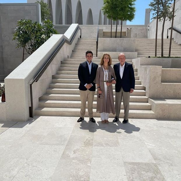 El Rey Juan Carlos, la Infanta Elena y Froilán, juntos en Abu Dabi el Domingo de Resurrección, a 9 de abril de 2023.