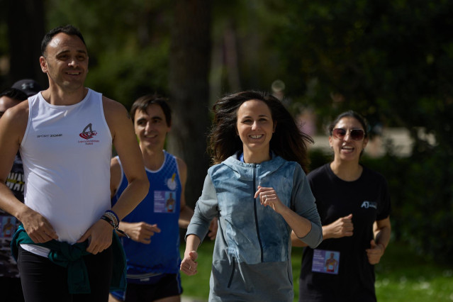 La secretaria general de Podemos y ministra de Derechos Sociales y Agenda 2030, Ione Belarra, y el candidato de Podemos a la Alcaldía de Madrid, Roberto Sotomayor, participan e una carrera en el Parque El Retiro, a 9 de abril de 2023, en Madrid (España).