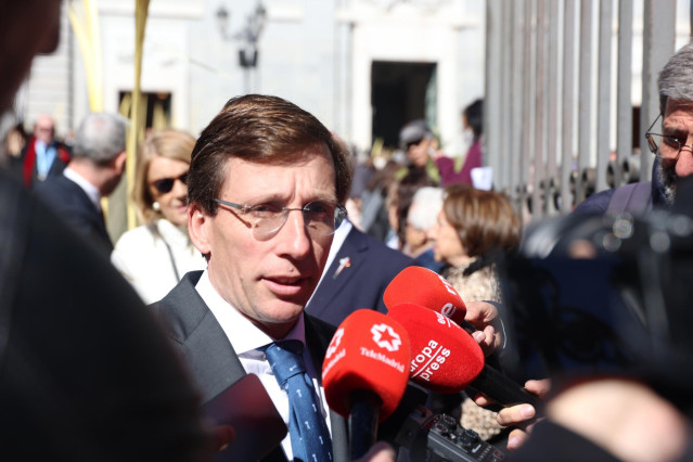 El alcalde de Madrid, José Luis Martínez-Almeida, atiende a los medios.