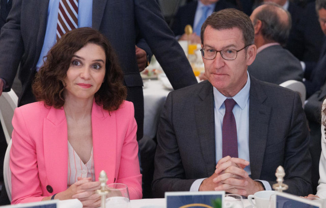 La presidenta de la Comunidad de Madrid, Isabel Díaz Ayuso y el líder del Partido Popular, Alberto Núñez Feijóo, durante un desayuno informativo de la tribuna Fórum Europa, en el Hotel Mandarin Oriental Ritz, a 10 de abril de 2023, en Madrid (España).