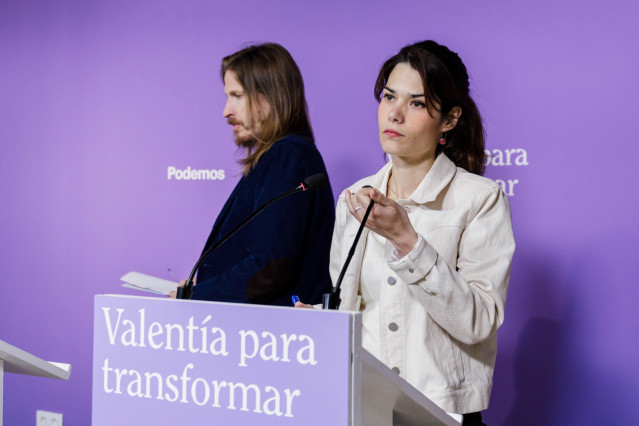 La coportavoz de Podemos, Isabel Serra y el portavoz de Podemos, Pablo Fernández, durante una rueda de prensa en la sede del partido, a 10 de abril de 2023, en Madrid (España). Los portavoces han abordado cuestiones sobre la actualidad política.