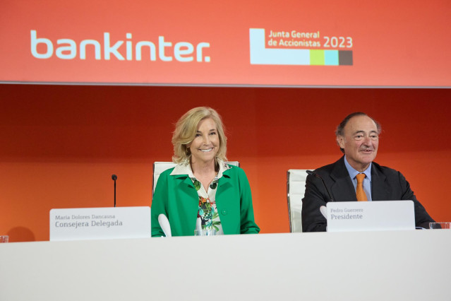 El presidente de Bankinter, Pedro Guerrero, y la consejera delegada de Bankinter, María Dolores Dancausa, durante la Junta general de Accionistas de Bankinter, en el Edificio Mutua Madrileña, a 23 de marzo de 2023, en Madrid (España). Durante la Junta, lo