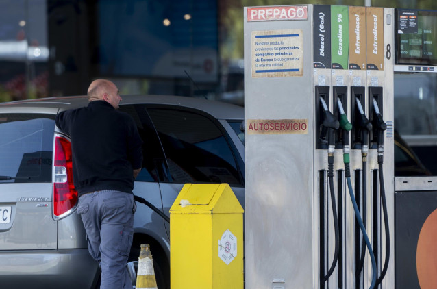 Una persona reposta en una gasolinera de Arganda del Rey, a 5 de abril de 2023, en Madrid (España).