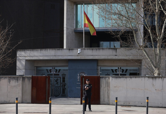 Un agente de policía frente a la Audiencia Nacional de San Fernando de Henares, a 21 de marzo de 2023, en San Fernando de Henares, Madrid (España).