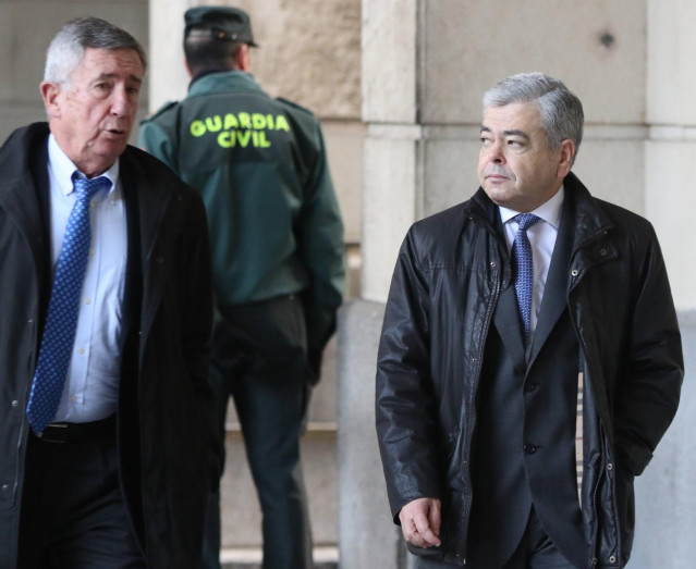Archivo - Agustín Barberá, junto a su abogado, en la quinta sesión del juicio de los ERE