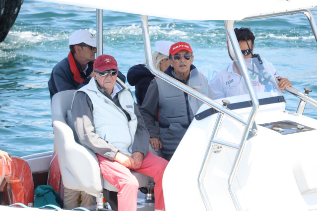 Archivo - El Rey Juan Carlos y Pedro Campos en una embarcación auxiliar durante la 3ª Regata del IV Circuito Copa de España 2022 clase 6m de vela, a 20 de mayo de 2022, en Sanxenxo, Pontevedra, Galicia (España).