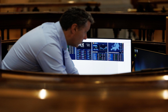 Un hombre en el Palacio de la Bolsa de Madrid, a 11 de abril de 2023, en Madrid (España). El Ibex 35 ha iniciado la sesión de hoy con una subida del 0,51%, hasta los 9.359 puntos, tras el parón de Semana Santa, en una jornada en la que los inversores esta