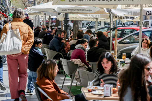 Archivo - Varias personas sentadas en una terraza