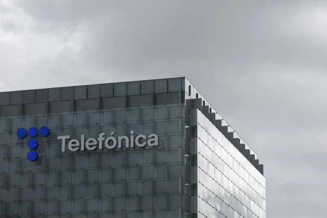 Archivo - Fachada de la sede de Telefónica, a 6 de marzo de 2023, en Madrid (España).