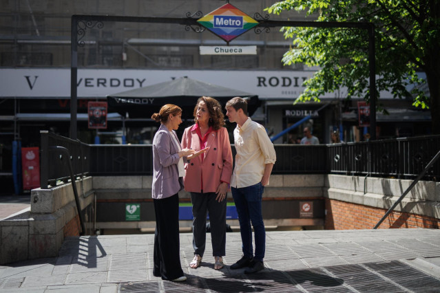 La activista Carla Antonelli junto a la líder de Más Madrid, Mónica García, y el número cuatro de la formación en la lista municipal de Madrid, Eduardo Fernández Rubiño