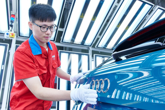 Archivo - Producción de coches Audi en China.