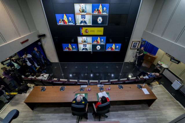 La ministra de Defensa, Margarita Robles, y el jefe de Estado Mayor de la Defensa, Teodoro López Calderón, mantienen un encuentro, por videoconferencia, con el contingente español en Líbano, a 11 de abril de 2023, en Madrid (España). El contingente españo