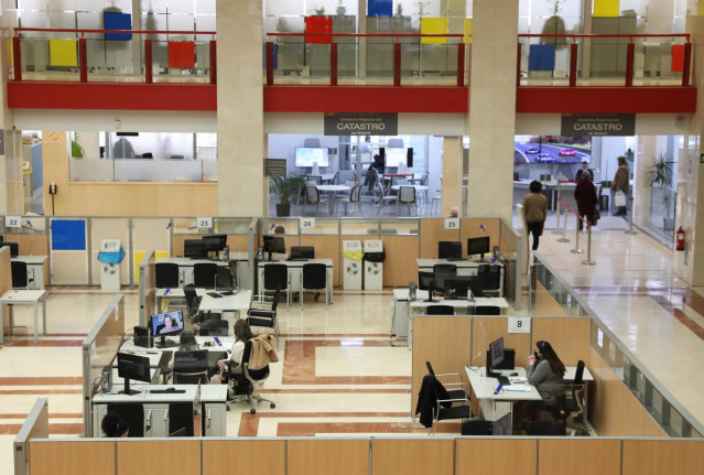Archivo - Varios empleados trabajan en una oficina de la Agencia Tributaria.