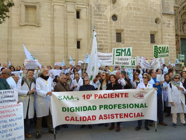Archivo - Miles de médicos en la manifestación convocada por el Sindicato Médico Andaluz