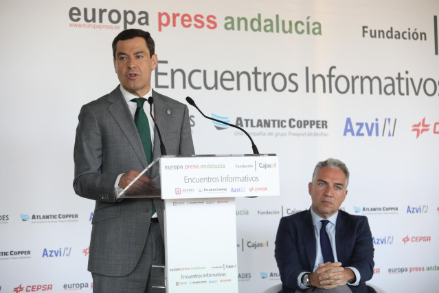 El presidente de la Junta de Andalucía, Juanma Moreno, realiza la presentación del ponente y coordinador del PP en España, Elías Bendodo, durante un encuentro informativo organizado por Europa Press Andalucía (Sevilla) en el Restaurante Abades Triana, a 1