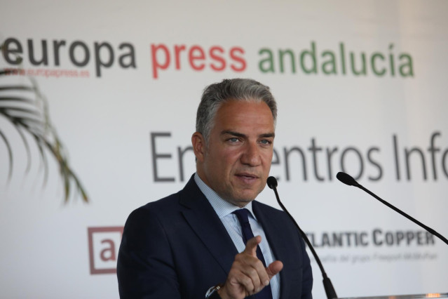 El coordinador del PP en España, Elías Bendodo, durante un encuentro informativo organizado por Europa Press Andalucía (Sevilla) en el Restaurante Abades Triana, a 12 de abril de 2023 en Sevilla (Andalucía, España). El coordinador general del PP, Elías Be