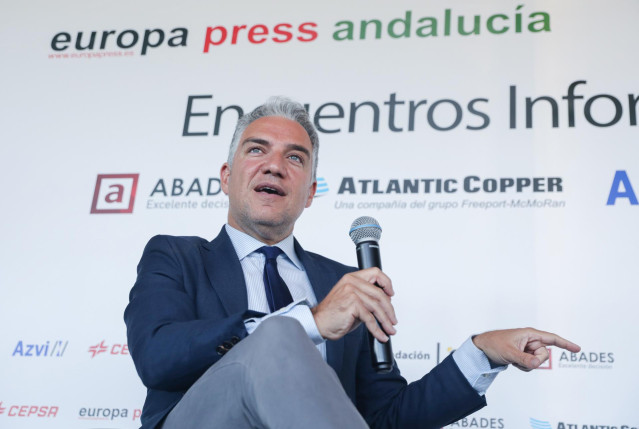 El coordinador del PP en España, Elías Bendodo, durante el turno de preguntas en el encuentro informativo organizado por Europa Press Andalucía (Sevilla) en el Restaurante Abades Triana, a 12 de abril de 2023 en Sevilla (Andalucía, España). El coordinador