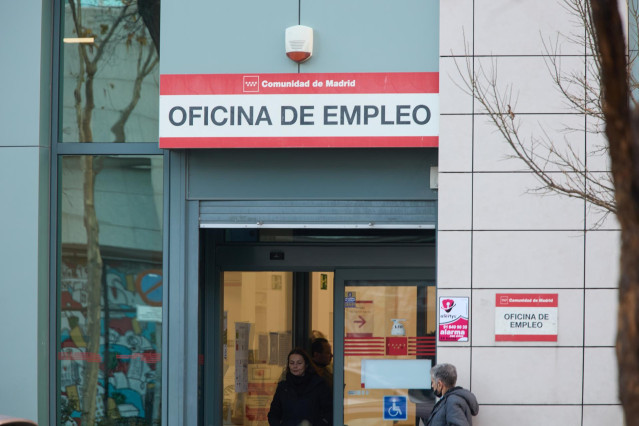 Archivo - Dos personas en la puerta de la oficina del Servicio Público de Empleo Estatal (SEPE) de la calle de Méndez Álvaro, a 3 de enero de 2023, en Madrid (España). El paro registrado en las oficinas de los servicios públicos de empleo registró en 2022