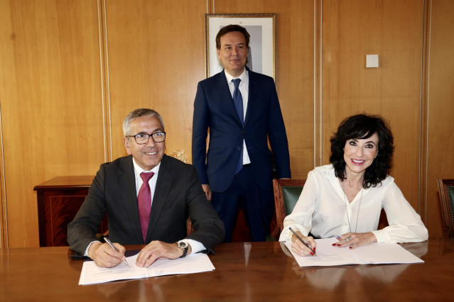 El presidente del ICO, José Carlos García de Quevedo, el secretario general de Industria y de la Pequeña y Mediana Empresa (Ministerio de Industria, Comercio y Turismo), Francisco Blanco Ángel, y la consejera delegada de PYMAR, Almudena López del Pozo.