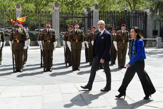 El ministro de Defensa ucraniano, Oleksii Reznikov y la ministra de Defensa, Margarita Robles, a su llegada al Ministerio de Defensa
