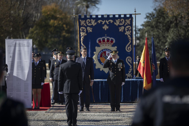 Archivo - El jefe Superior de la Policía de Andalucía Occidental, Andrés Martín Garrido (i); el delegado de Gobierno en Andalucía, Pedro Fernández (d) durante el acto en la Plaza de España. A 19 de enero de 2023, en Sevilla (Andalucía, España). La Policía