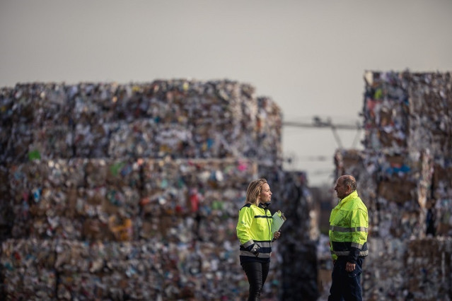 Archivo - Imagen del proceso de reciclaje de Smurfit Kappa.