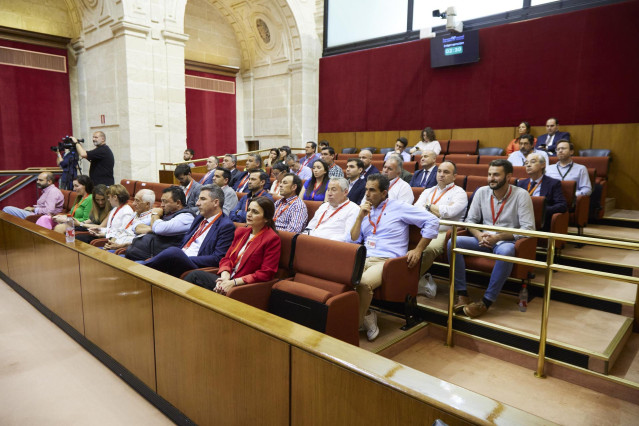 Regantes de los municipios del entorno de Doñana, este miércoles durante su asistencia al primer debate parlamentario de la Proposición de Ley de los Regadíos al norte de la Corona Forestal de Doñana, iniciativa de PP y Vox.