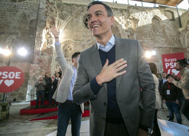 El presidente del Gobierno, Pedro Sánchez, participa en un acto junto al candidato del PSOE a la Alcaldía y actual alcalde, Daniel de la Rosa, en el Monasterio de San Juan, a 12 de abril de 2023, en Burgos, Castilla y León (España).