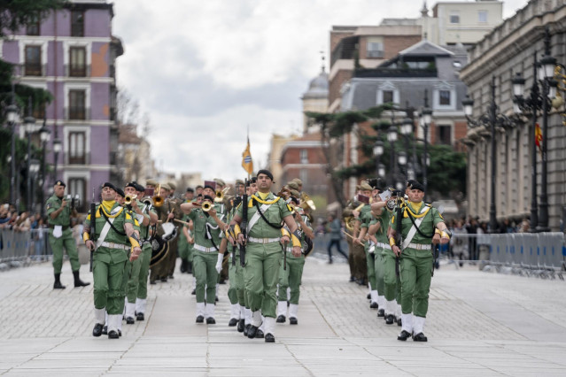 Varios militares desfilan durante la Jura de Bandera del personal civil, en la plaza de Oriente, en Madrid (España)