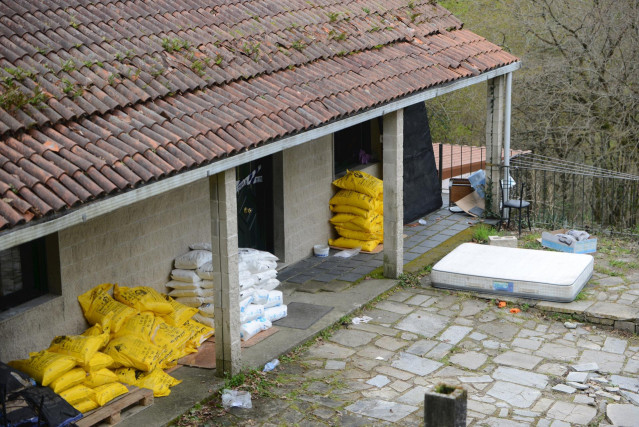 Un conjunto de sacos en la entrada de una vivienda donde se ha encontrado un laboratorio de cocaína en Cerdedo-Cotobade