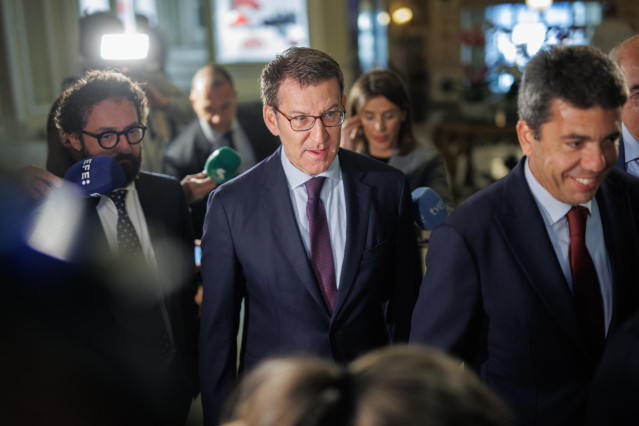 (I-D) El director del diario 'El Mundo', Joaquín Manso; el líder del PP, Alberto Núñez Feijóo y el presidente del PP de la Comunidad Valenciana y candidato de este partido a la Generalitat valenciana, Carlos Mazón, a su llegada a un encuentro de 'El Mundo