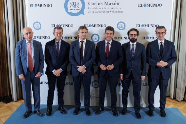 (I-D) El exdirector del diario 'El Mundo' Francisco Rosell; el líder del PP, Alberto Núñez Feijóo; el presidente ejecutivo del grupo Unidad Editorial, Marco Pompignoli ; el presidente del PP de la Comunidad Valenciana y candidato de este partido a la Gene