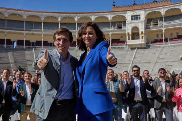El alcalde de Madrid, José Luis Martínez-Almeida y la presidenta de la Comunidad de Madrid, Isabel Díaz Ayuso, durante la presentación de los candidatos del Partido Popular de Madrid a las alcaldías de los 179 municipios que conforman la región, en la Pla