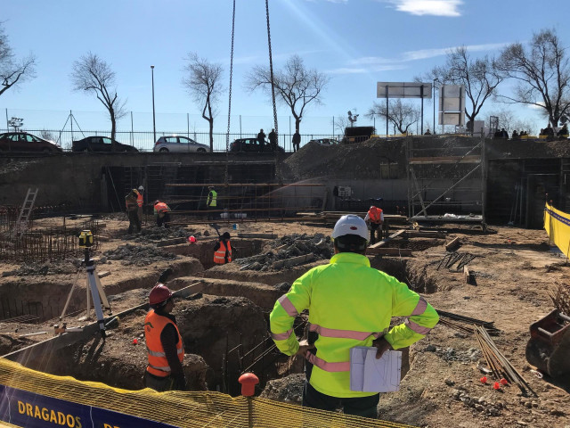 Archivo - Operarios del sector de la construcción
