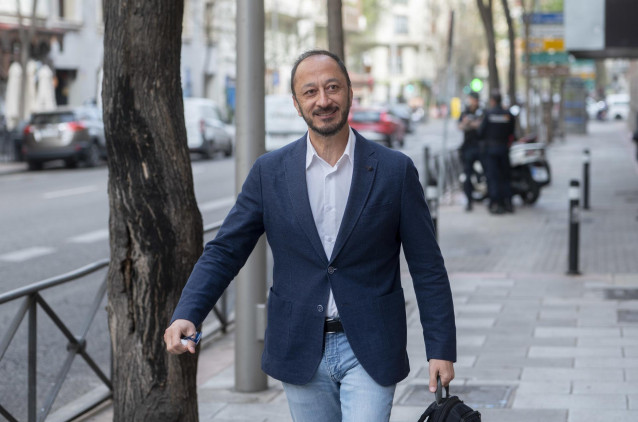El vicepresidente del Congreso, el socialista Alfonso Rodríguez Gómez de Celis, a su llegada a la reunión de la Ejecutiva Federal del PSOE, en la sede de Ferraz,  a 10 de abril de 2023, en Madrid (España).