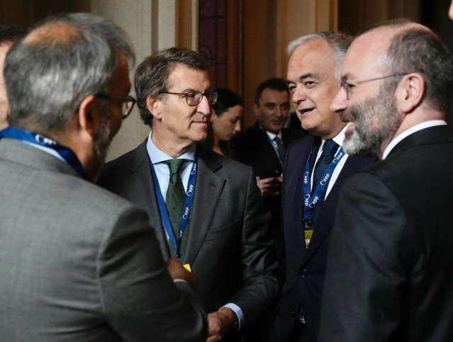 Archivo - El líder del PP, Alberto Núñez Feijóo, participa en la cumbre del PPE en Bruselas. Le acompaña el vicesecretario de Institucional del PP, Esteban González Pons.