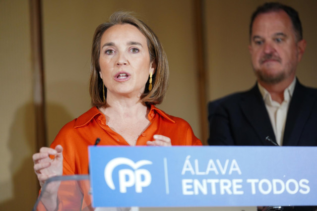 La secretaria general del Partido Popular, Cuca Gamarra, interviene ante los medios de comunicación durante su visita a Laguardia (Álava)